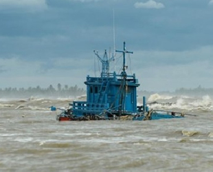 Bengal Körfezi’nde balıkçı teknesi alabora oldu: 20 kayıp