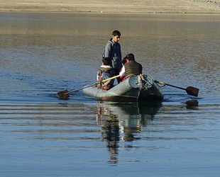 Okula her gün baraj göletini kayıkla geçerek gidip geliyorlar