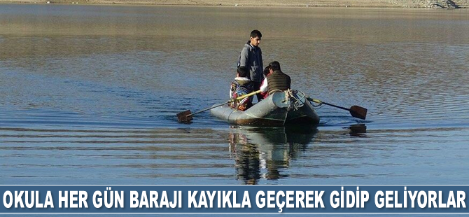 Okula her gün baraj göletini kayıkla geçerek gidip geliyorlar