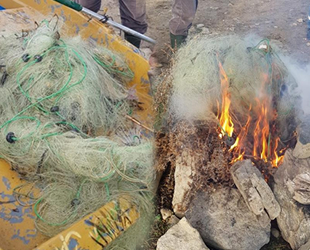 Denizli’de kaçak avcıların ağları yakılarak imha edildi
