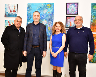 Ressam Ayşen Can'ın ‘Sır-lı Seyir’ Sergisi’ni denizciler ziyaret etti