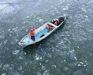 Beyşehir Gölü'ndeki balıkçıların buzla mücadelesi sürüyor
