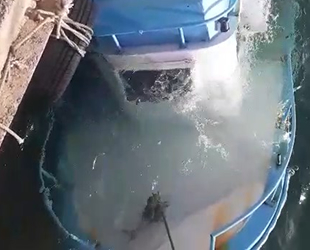 Kurupelit Yat Limanı’nda şiddetli rüzgar nedeniyle balıkçı teknesi battı