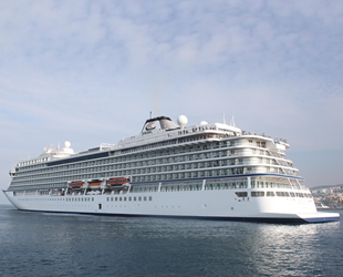 Kuşadası'na yılın ilk kruvaziyer gemisi yanaştı