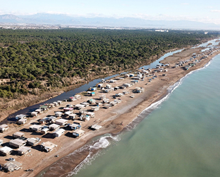 Caretta caretta kumsalı kaçak barakayla doldu