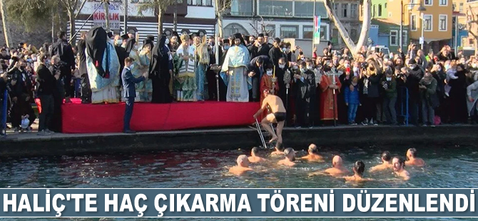 Haliç'te haç çıkarma töreni düzenlendi