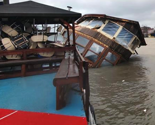 Sakarya’da şiddetli rüzgar ve yağmur, tekneleri yan yatırdı