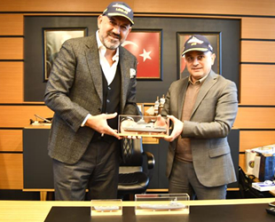 Anadolu Tersanesi İcra Kurulu Başkanı Süalp Ürkmez, Altınova Belediye Başkanı Metin Oral’ı ziyaret etti
