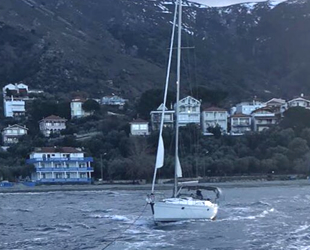 Hayırsızada'da karaya oturan tekne kurtarıldı