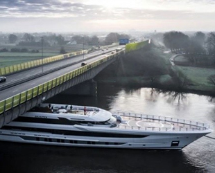 MY Galactica isimli süper yat, köprünün altından kıl payı farkla geçti