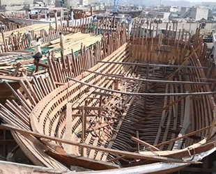 Pakistanlı ustalar, çizim ve tasarım planı olmadan teknesüretimi yapıyorlar