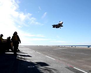 F-35B savaş uçağı, ilk kez USS Tripoli amfibi hücum gemisine indi
