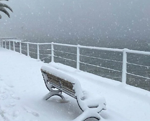 Yunanistan’ın batısında kar yağışı sonrası deniz dondu