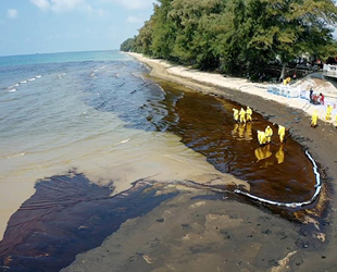 Tayland’da petrol sızıntısı nedeniyle Mae Ramhueng Plajı afet bölgesi ilan edildi