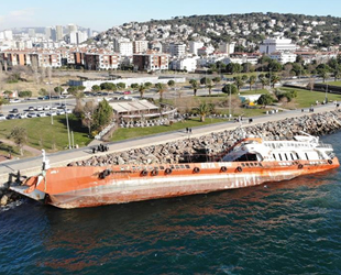Maltepe’de yan yatan AYİŞ 1 isimli gemi, günlerdir kurtarılmayı bekliyor