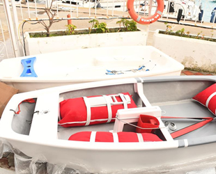 Kemer Belediyesi, geleceğin denizcilerine optimist tekne hediye etti