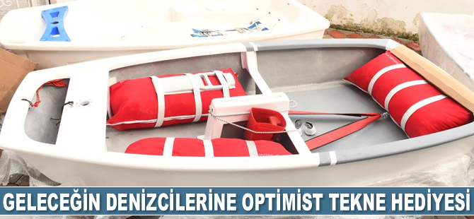 Kemer Belediyesi, geleceğin denizcilerine optimist tekne hediye etti