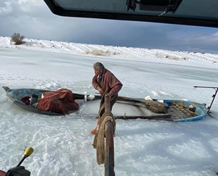 Suğla Gölü'nde balıkçılar, buzları kırarak tekneleri kurtardı