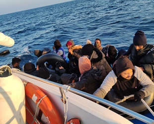 İzmir açıklarında 78 düzensiz göçmen kurtarıldı