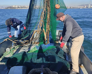 Marmara Denizi’nde kaçak trol avcılığında kullanılan malzemeler ele geçirildi