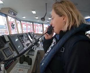 Gemilerin güvenliğini Kılavuz Kaptan Nildeniz Sütçü Şen, sağlıyor