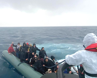 İzmir açıklarında 77 düzensiz göçmen kurtarıldı