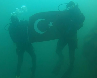 Kahramanmaraşlı itfaiyeciler, Çanakkale şehitleri anısına Türk bayrağı açtılar
