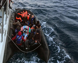 Dalaman’dan botları su alan göçmenler kurtarıldı