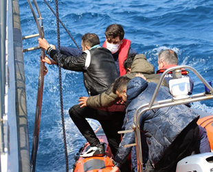 Datça’da botları sürüklenen göçmenler kurtarıldı