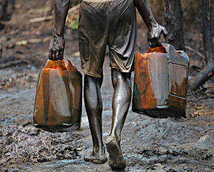 Nijerya'da geçen yıl 116.46 milyon litre petrol çalındı