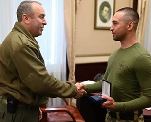 Yılan Adası’nda Rus gemisine rest çeken Ukraynalı askere madalya verildi