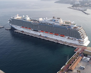 Regal Princess isimli yolcu gemisi, Kuşadası Ege Port Limanı'na yanaştı