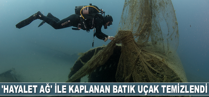 'Hayalet ağ' ile kaplanan batık uçak temizlendi