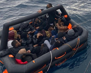 İzmir açıklarında 48 düzensiz göçmen yakalandı
