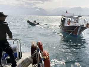 Antalya'da motoru arızalanan balıkçı teknesindeki 9 kişi kurtarıldı