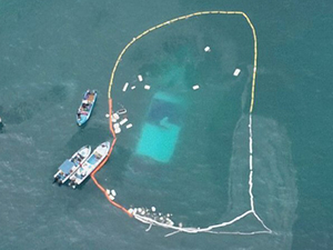 Galapagos Adaları'nda batan Albatroz isimli geminin temizliği sürüyor