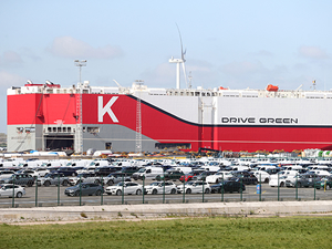 Rusya'ya gidecek binlerce araç, Zeebrugge Limanı’nda bekliyor