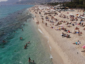 Alanya plajları, bayram tatilinde turistlerin akınına uğradı