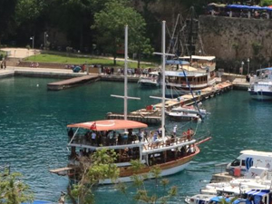Antalya'da tekne turlarında yoğunluk yaşandı