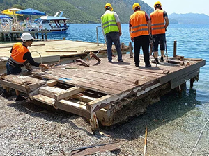 Marmaris'teki kaçak iskeleler yıkılıyor