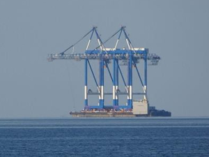 Dev vinç, Trabzon Limanı’ndan Rusya’ya doğru yola çıktı