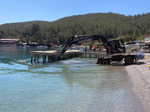 Akbük koyundaki iskeleler yıkıldı