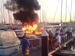 Bodrum’da yakıt ikmali sırasında yangın çıkan tekne, alev alev yandı