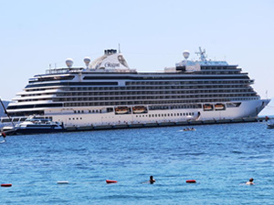 Bodrum’a gelen dev gemiden inen turist sayısı esnafı üzdü
