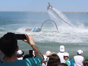 Ali Komşusu’nun flyboard gösterisi nefes kesti