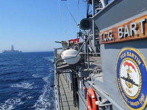 Türkiye'nin yeni sondaj gemisine TCG Bartın korveti refakat etti