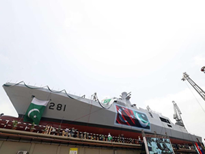 PNS BADR gemisi, Karaçi Tersanesi'nde denize indirildi