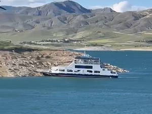 Pertek’te fırtına nedeniyle feribot, karaya oturdu