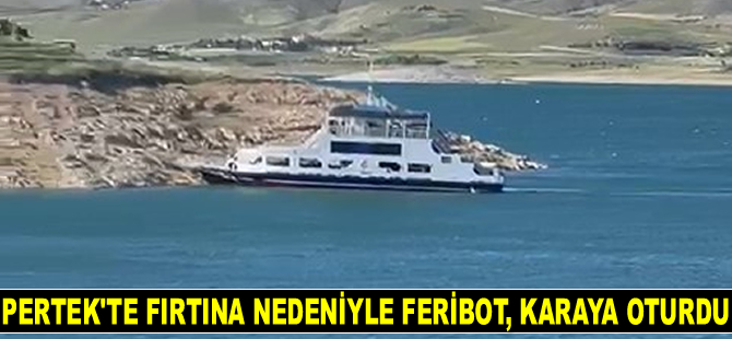 Pertek’te fırtına nedeniyle feribot, karaya oturdu