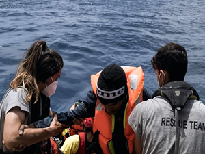 Yardım gemisi Astral, Akdeniz'de 100 göçmen kurtardı